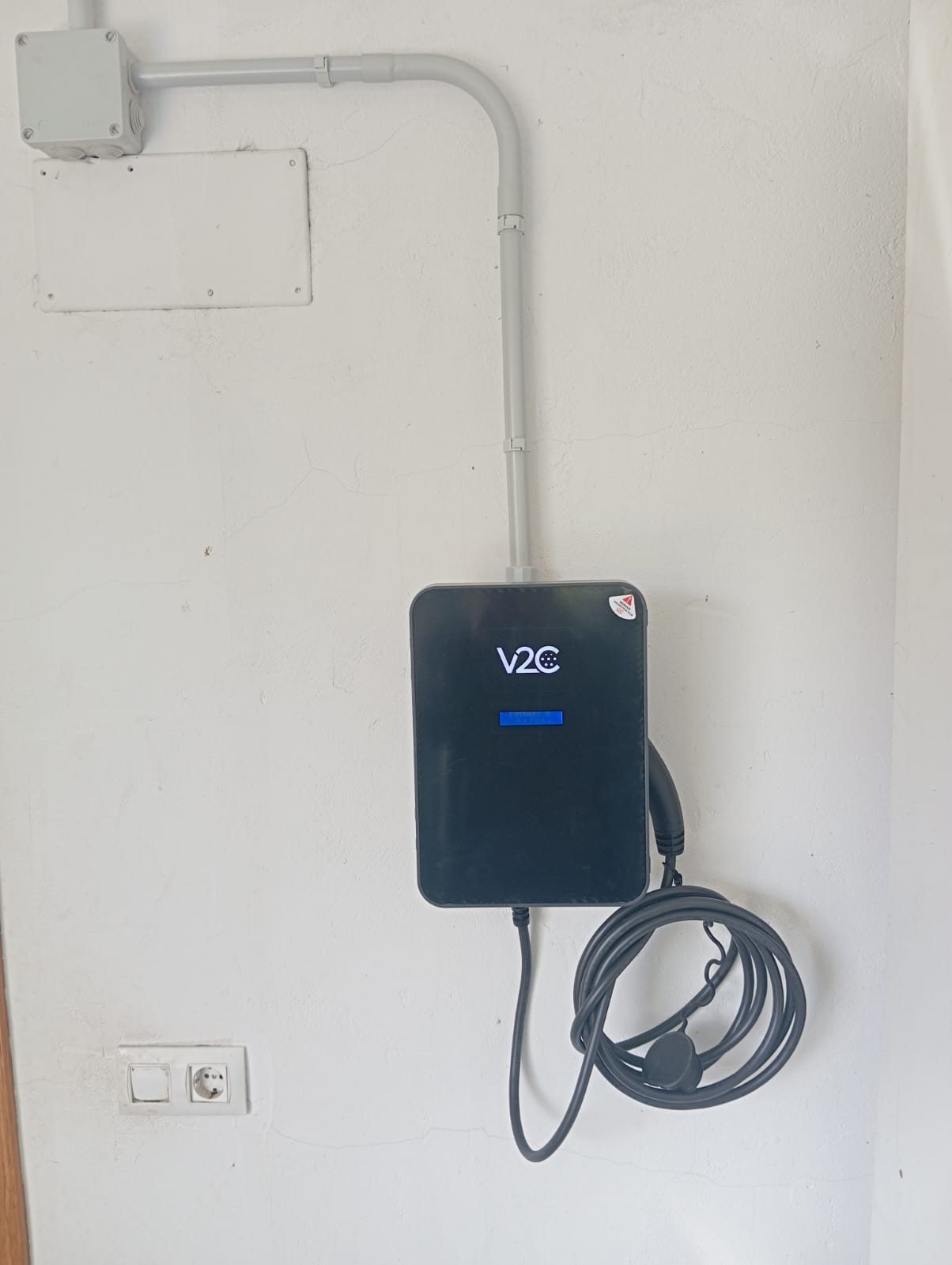 Cargador V2C montado en pared con cable de recarga