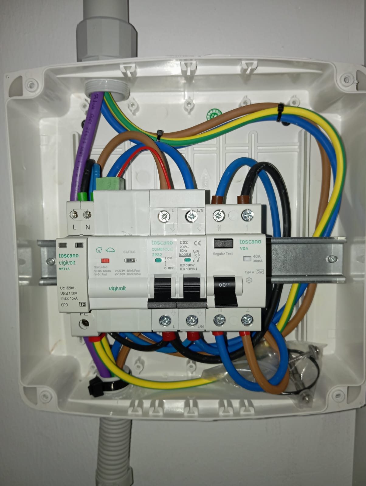 Interior de cuadro eléctrico durante el montaje de protección para recarga